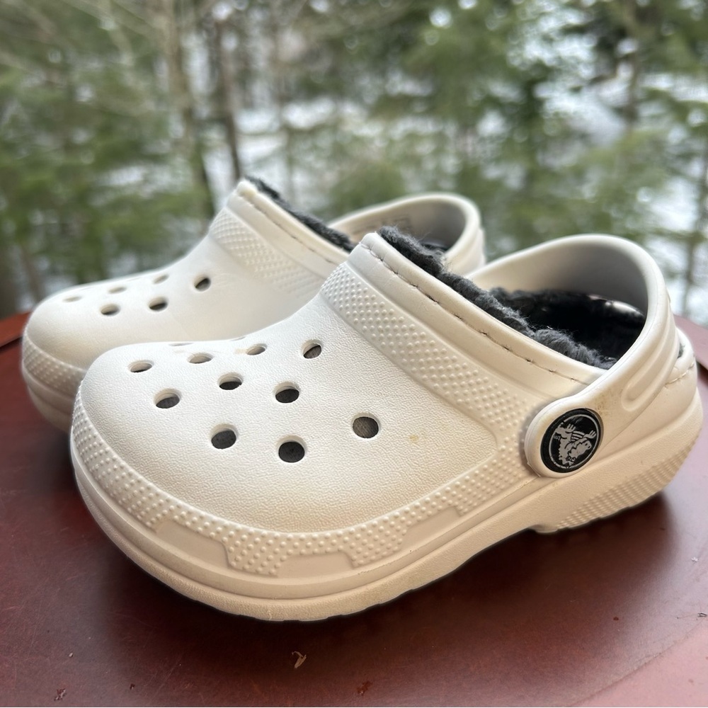 White Fleece-Lined Crocs | Toddler Size 7 | Spring Clogs | Cozy Slip On Shoes